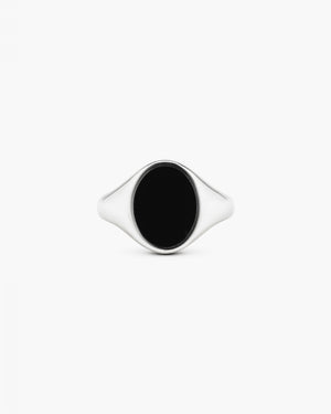 Anello chevalier ovale della collezione Nove25 Timeless unisex in argento 925 con finitura lucida e smalto nero al centro N25ANE00067