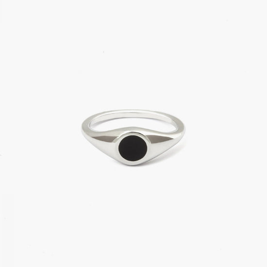 Anello chevalier tondo mignolo Nove25 Timeless unisex in argento e smalto nero N25ANE00426-1