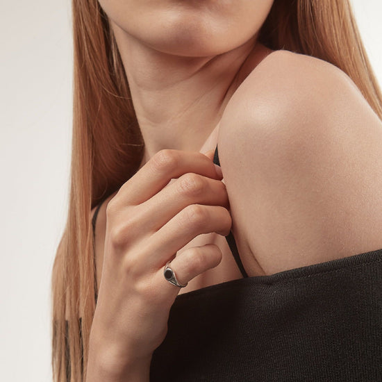 Anello chevalier tondo mignolo Nove25 Timeless unisex in argento e smalto nero N25ANE00426-3