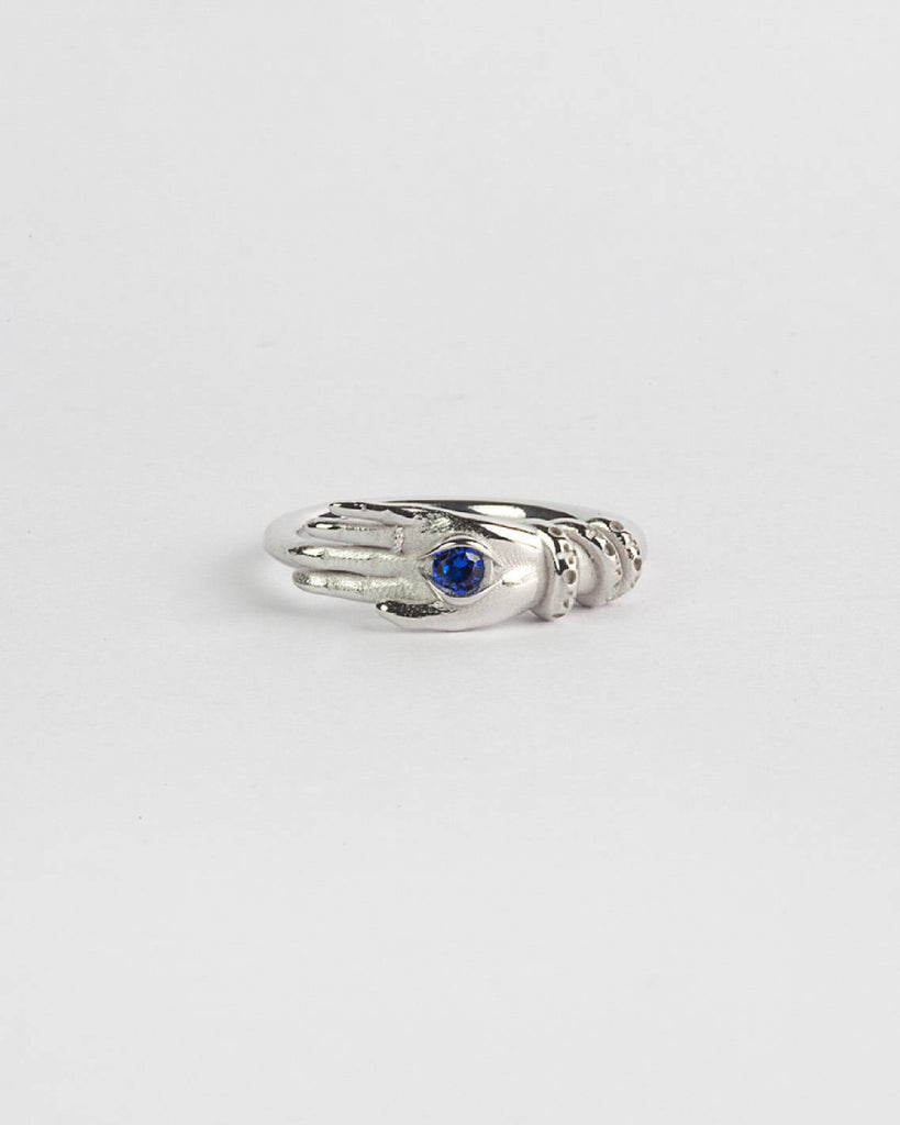 Anello solitario della collezione Nove25 Tarot da donna in argento 925 lucido con mano e spinello blu N25ANE00429