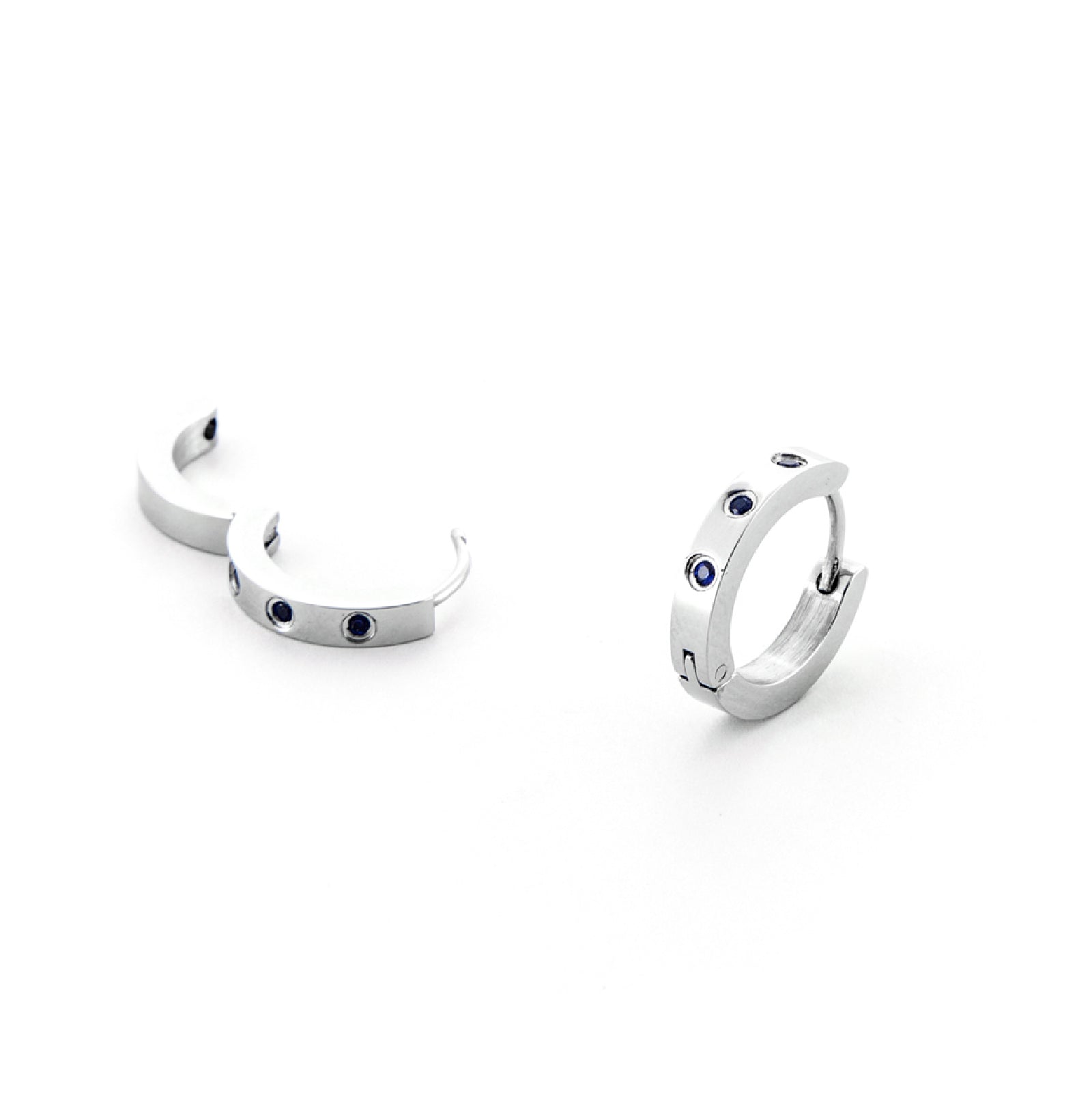 Lovisa - Orecchino A Cerchio Da 7 Mm In Titanio Placcato In Oro Con Zirconia Cubica E Chiusura A Scatto Lovisa - Orecchino A Cerchio Da 7 Mm In Titanio Placcato In Oro Con Zirconia Cubica E Chiusura A Scatto