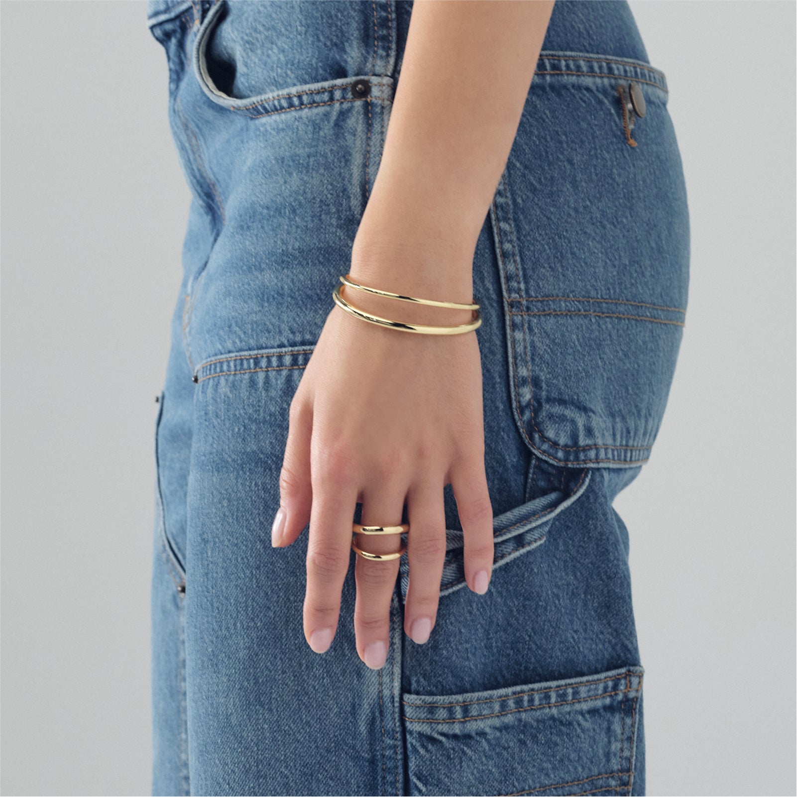 Bracciale rigido aperto da donna Unoaerre in bronzo dorato