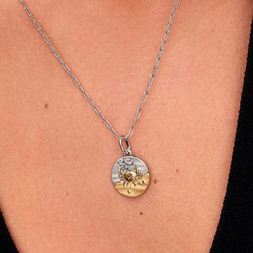 Charm Pandora Medallion in argento bicolore e simbolo Cancro