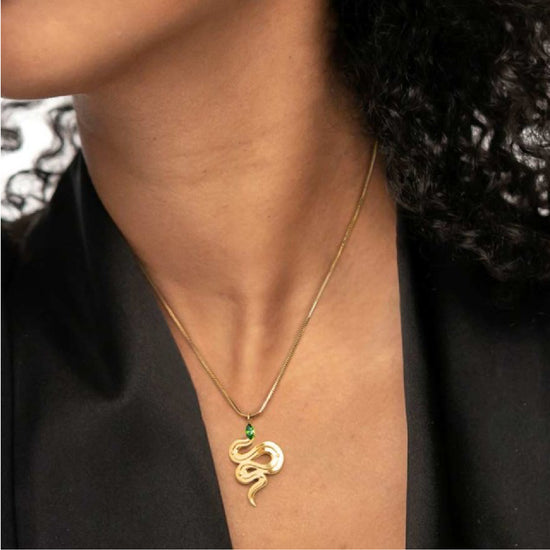 Collana snake quadrata da donna Marlù Vision in acciaio dorato con serpente pendente e zircone verde 33CN0018G-V