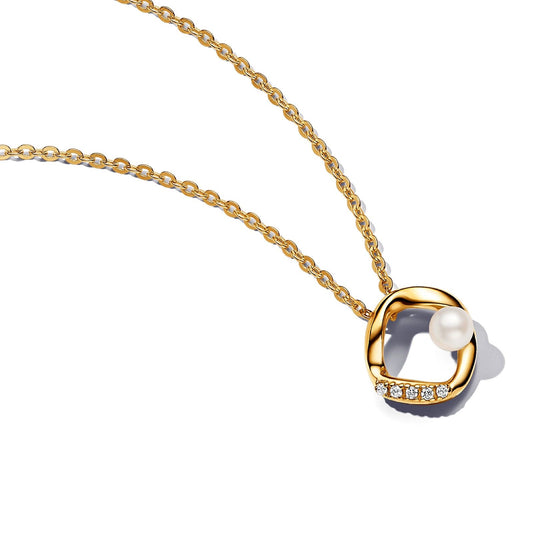 Collana Cerchio Linea Sinuosa con Perla d'Acqua Dolce Coltivata e Pavè dorata 363303C01-45-1