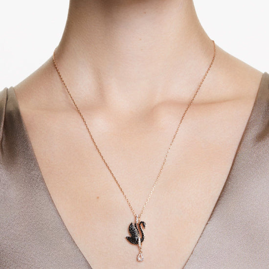 Collana donna Swarovski Swan placcata oro rosa con cigno e cristalli neri e a goccia 5678045-5