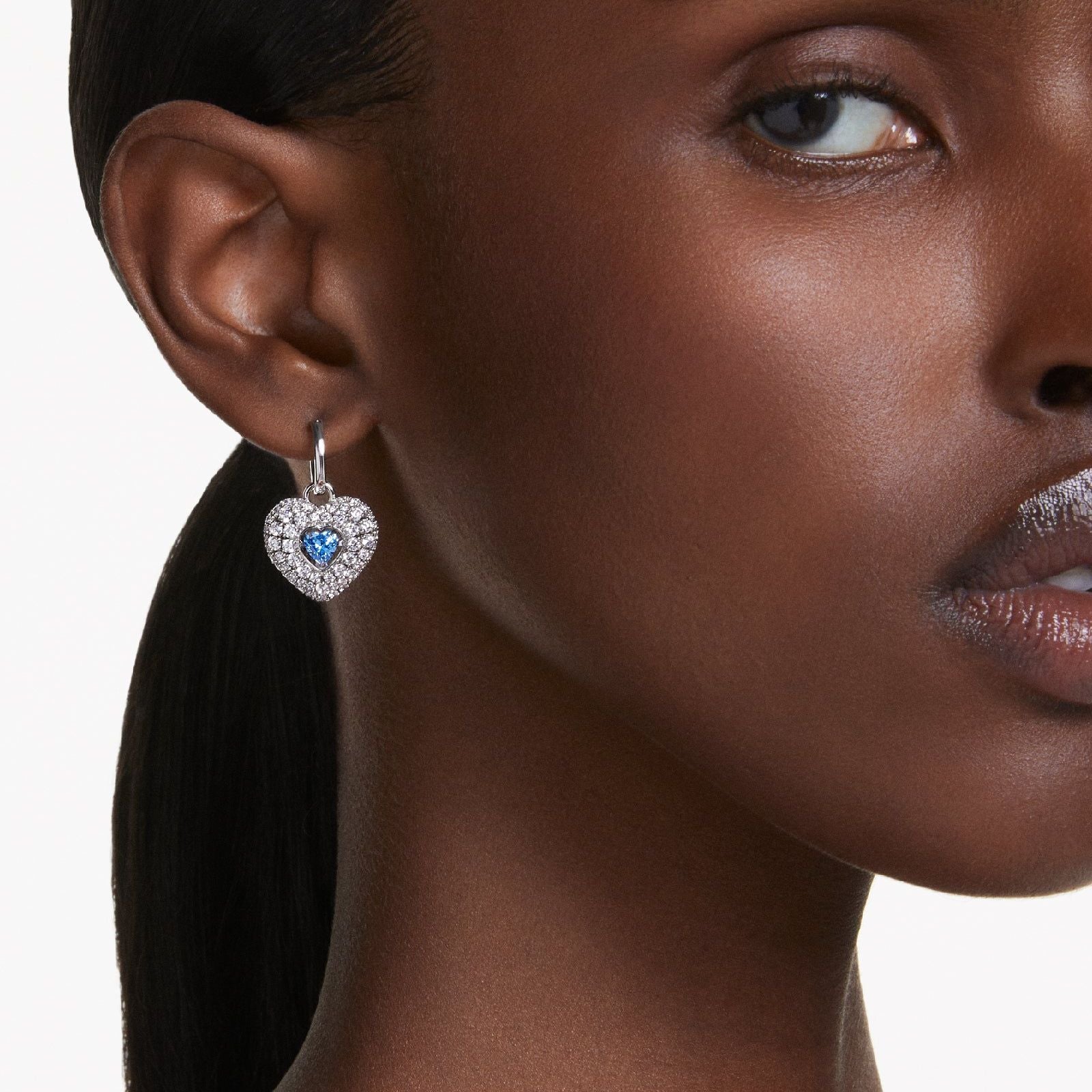 Orecchini donna Swarovski Hyperbola rodiati a cuore con cristalli bianchi e blu 5680392-4