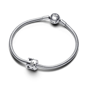 Charm della collezione Pandora Moments da donna caratterizzato da stelle e cristalli su un design sinuoso 792827C01