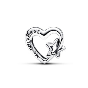 Charm della collezione Pandora Moments da donna a forma di cuore intarsiato con stelle dedicato alla famiglia 792829C00