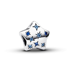 Charm della collezione Pandora Moments da donna a forma di stella impreziosita da cristalli blu con scritta sul retro 792974C01