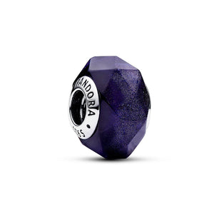 Charm della collezione Pandora Moments da donna realizzato in vetro di Murano di colore blu glitterato a forma romboidale 792984C00