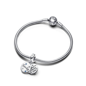 Charm pendente della collezione Pandora Moments da donna composto da due ciondoli con zirconi blu dedicati alla famiglia 792987C01