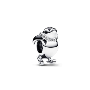 Charm della collezione Pandora Moments da donna a forma di pinguino che scia smaltato di nero con zirconi sulla sciarpa 792988C01