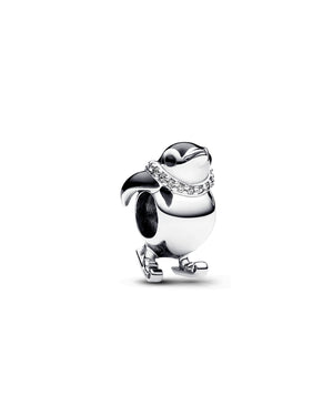 Charm della collezione Pandora Moments da donna a forma di pinguino che scia smaltato di nero con zirconi sulla sciarpa 792988C01