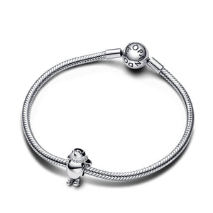 Charm della collezione Pandora Moments da donna a forma di pinguino che scia smaltato di nero con zirconi sulla sciarpa 792988C01