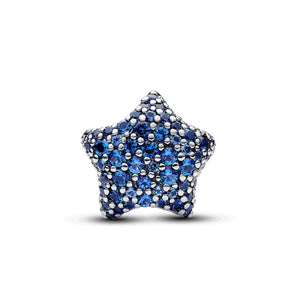 Charm della collezione Pandora Moments da donna a forma di stella impreziosita da un pavé di cristalli blu 793026C01