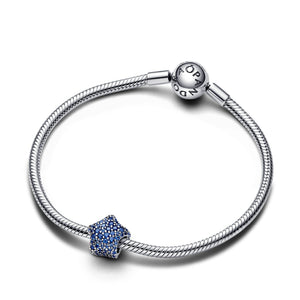 Charm della collezione Pandora Moments da donna a forma di stella impreziosita da un pavé di cristalli blu 793026C01