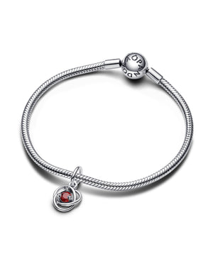 Charm da donna Pandora Moments in argento sterling 925 con un cristallo rosso scuro gennaio dentro un motivo openwork 793125C07