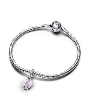 Charm da donna Pandora Moments in argento 925 con cuore in opale rosa e infinito con zirconi e scritta "Mom" 793202C01