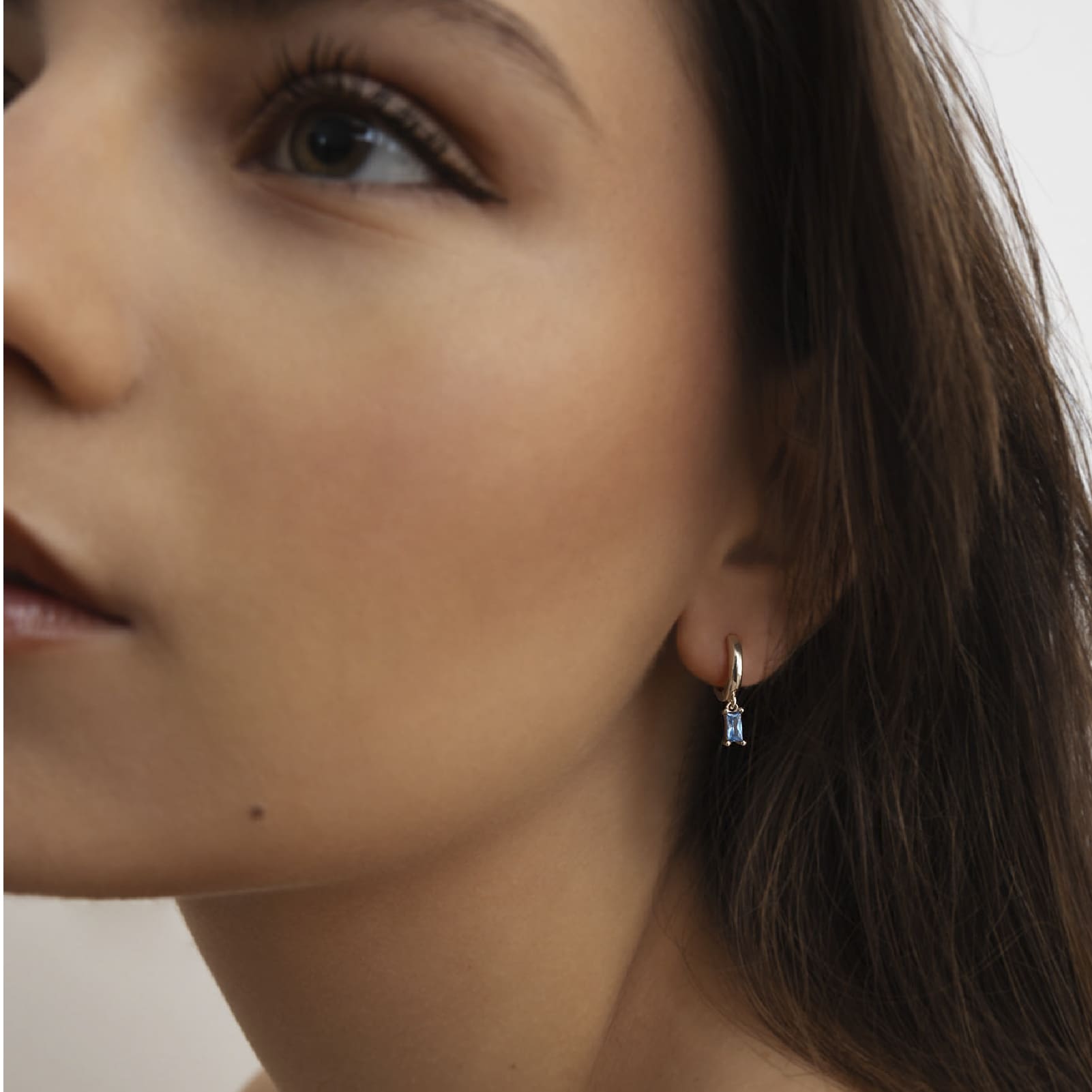 Orecchino Amabile Hoop Baguette in argento e zircone azzurro MISURA UNICA