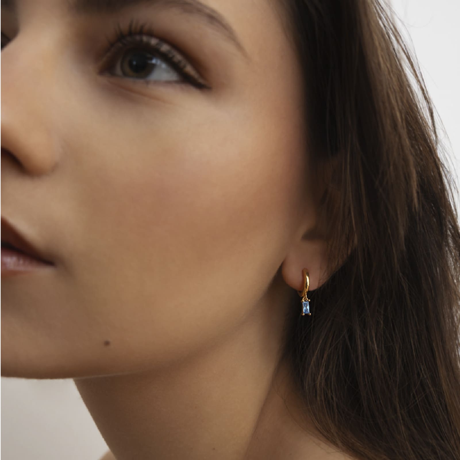 Orecchino Amabile Hoop Baguette dorato con zircone azzurro MISURA UNICA