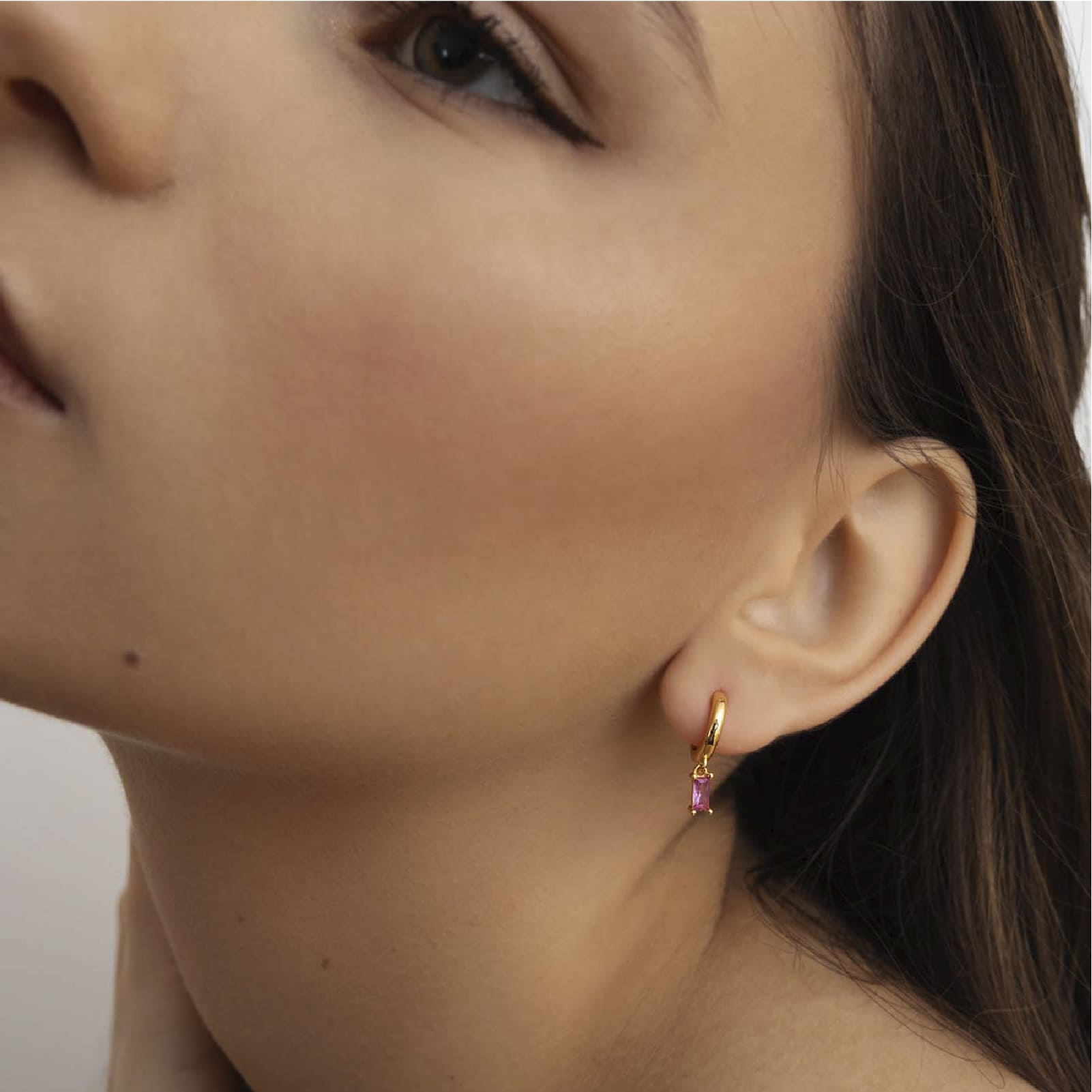 Orecchino Amabile Hoop Baguette dorato ccon zircone fucsia MISURA UNICA