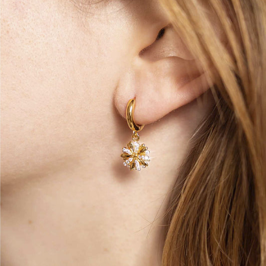 Orecchino Amabile Hoop Daisy in argento dorato con margherita MISURA UNICA