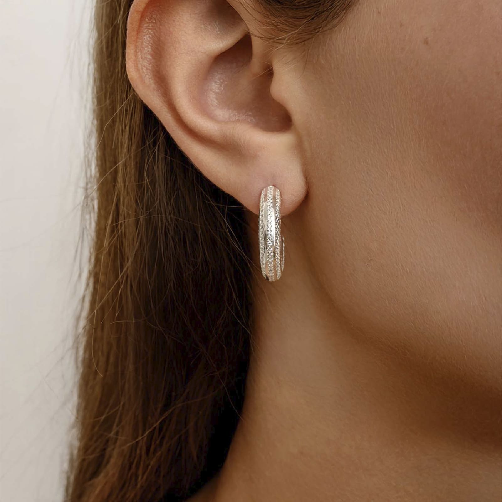 Orecchino cerchio Amabile Hoop Stripe in argento con zirconi MISURA UNICA