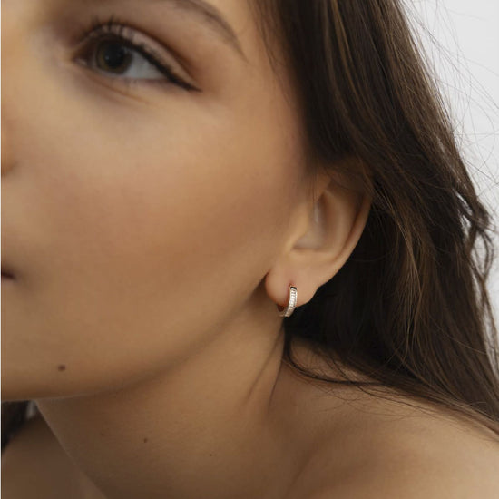 Orecchino Amabile Hoop Zirconia in argento e zircone bianco MISURA UNICA