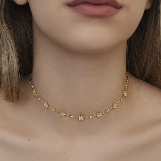Collana choker Amabile Marjorie in argento dorato e margherite MISURA UNICA