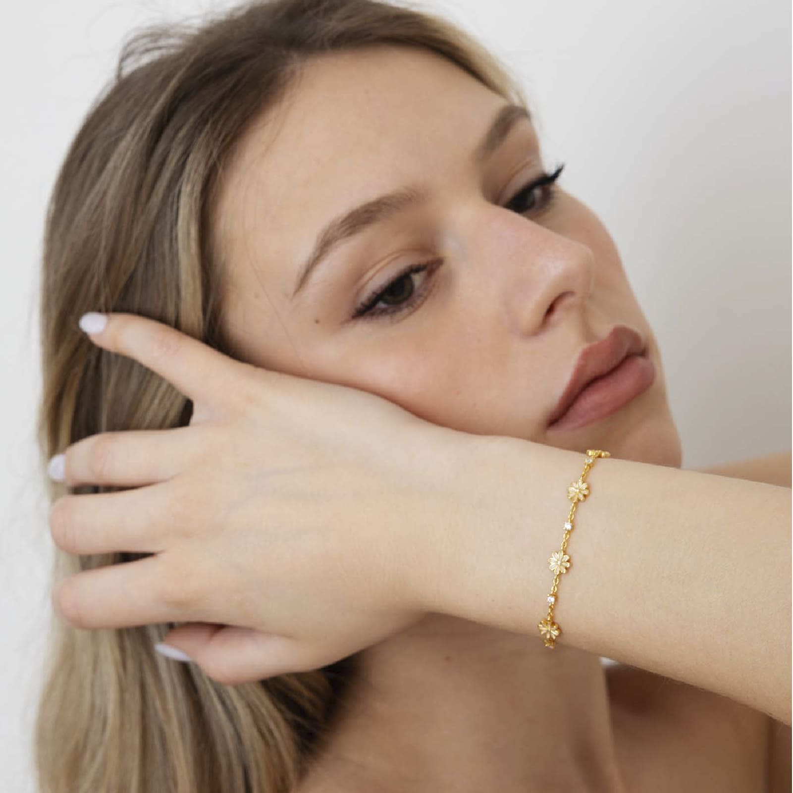 Bracciale Amabile Marjorie in argento dorato con margherite 18,5 cm