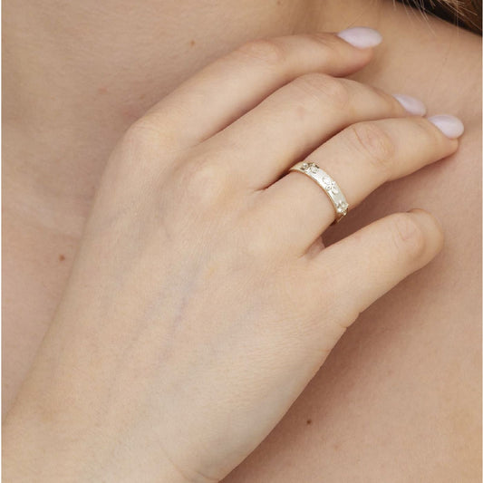 Anello fedina Amabile in argento con tre loghi da donna 10