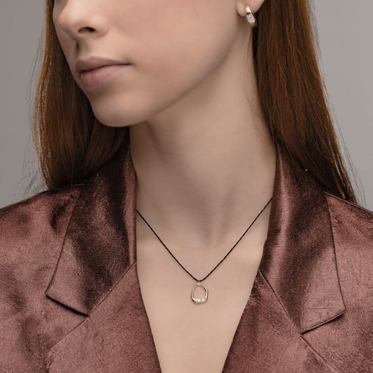 Collana cordino Alisia Pulse in argento e pendente organico MISURA UNICA
