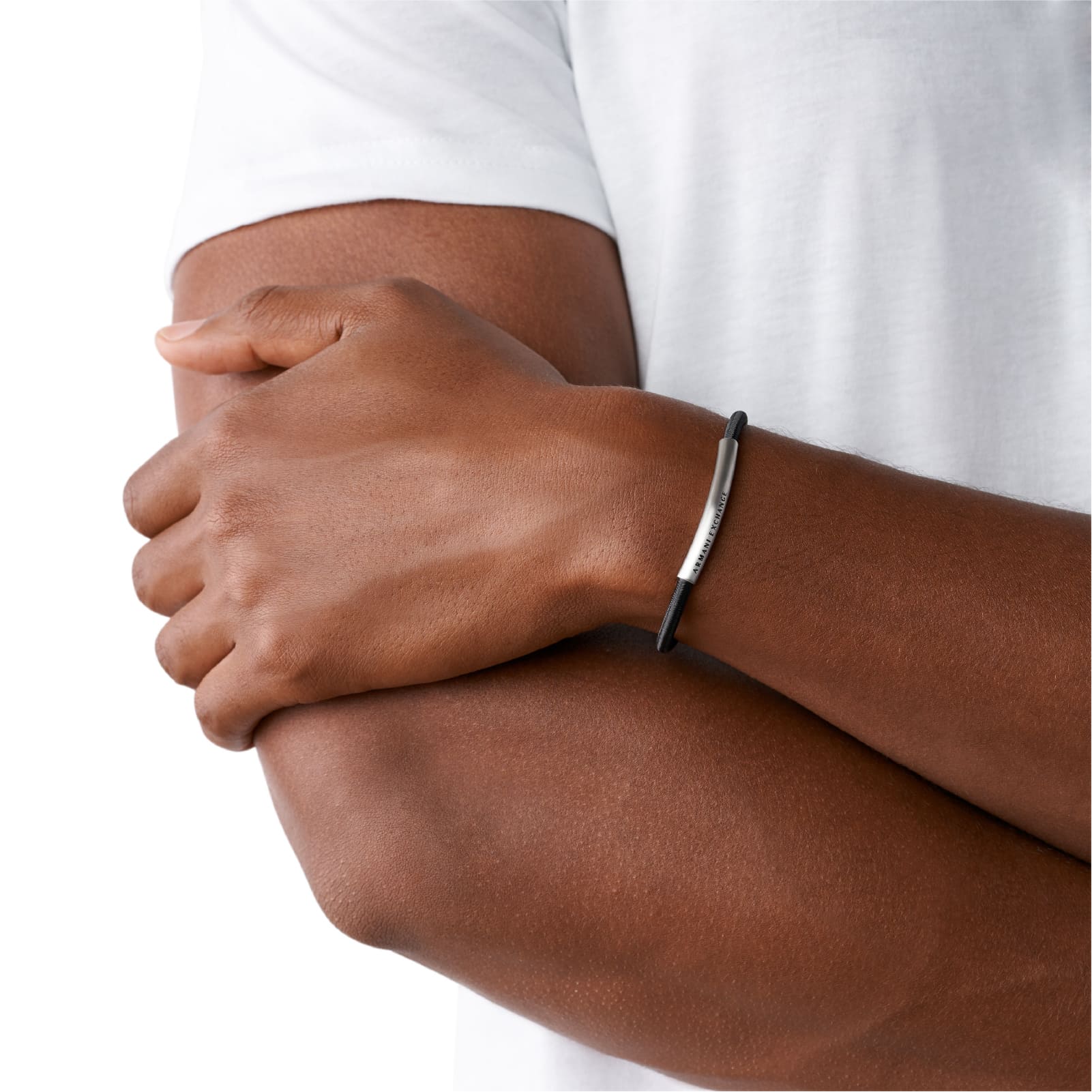 Bracciale Armani Exchange ecopelle nera e piastra in acciaio Regolabile 16,5-23 cm