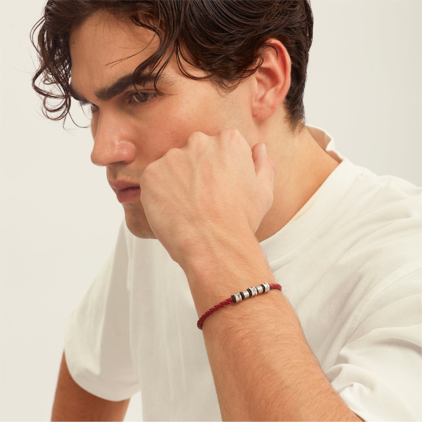 Bracciale uomo Breil Wanderlust in pelle intracciata color borgogna e cinque elementi centrali in acciaio Regolabile 20,5-22,5 cm
