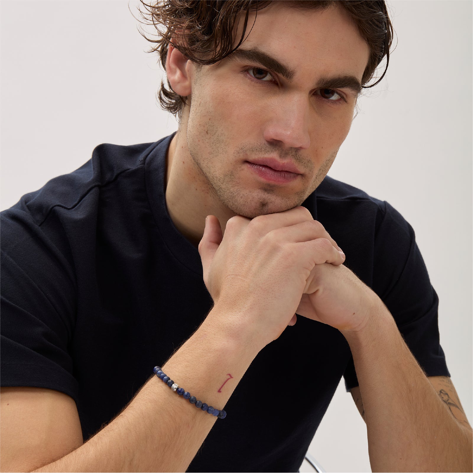 Bracciale uomo Breil Wild con sfere in sodalite blu opaca e centrale in acciaio Regolabile 17-22 cm
