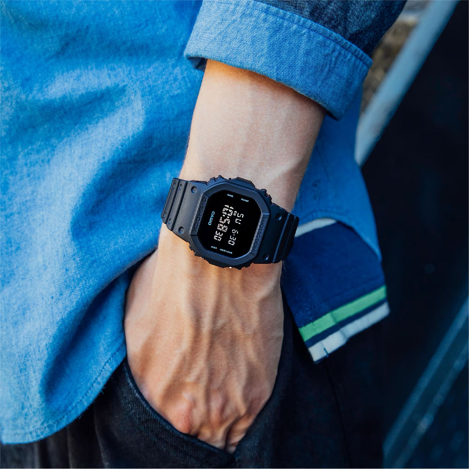 Orologio digitale Casio G-Shock in acciaio di colore nero CA.DW5600UBB1ER