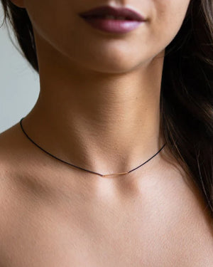 Collana girocollo Burato Linee ed Archi da donna con catena in argento nero e una linea sottile in oro rosa 18kt CA410