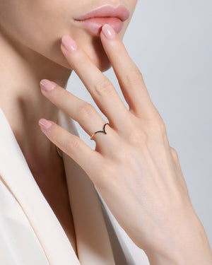 Anello da donna Burato Linee ed Archi in oro rosa 18kt con forma a V impreziosita da diamanti neri di 0,07ct CL448