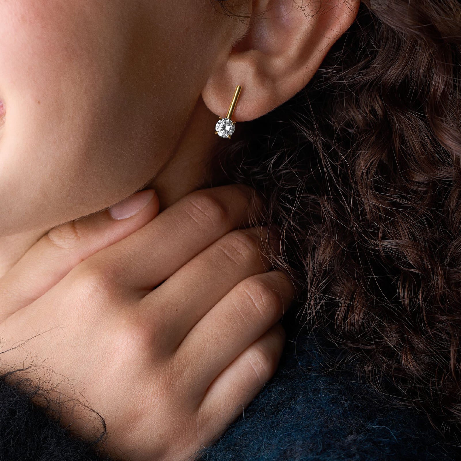 Orecchini pendenti Fossil Ellis in acciaio dorato con zirconi MISURA UNICA