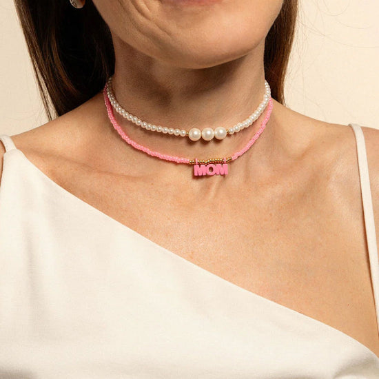 Collana elastica donna Rue Des Mille Mum Selection perline rosa e scritta MOM GR-022-MUM-V-AU-2