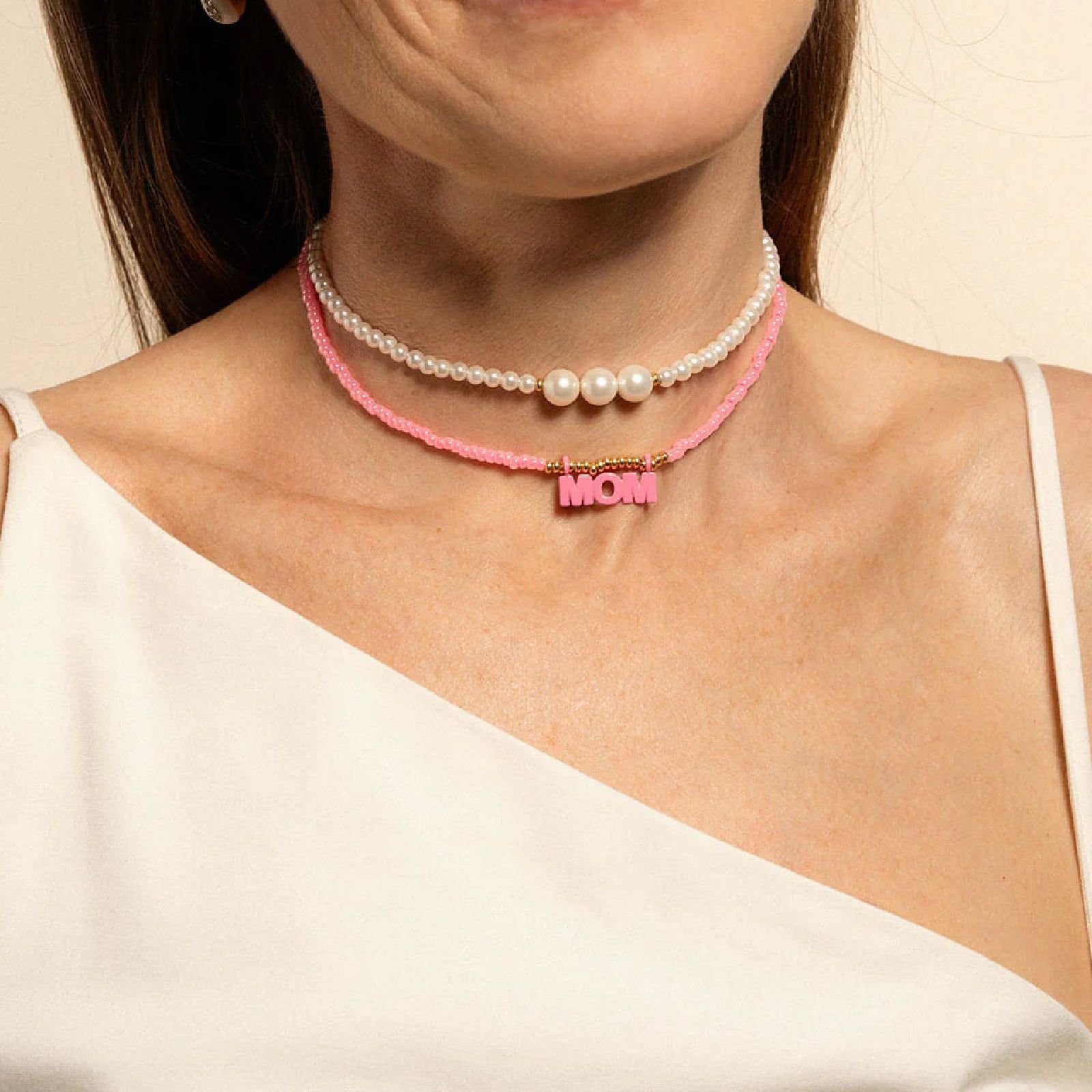 Collana elastica donna Rue Des Mille Mum Selection perline rosa e scritta MOM GR-022-MUM-V-AU-2