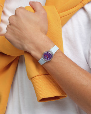 Orologio solo tempo da donna Swatch Essentials con cassa 25mm in plastica e cinturino in silicone azzurro LL126