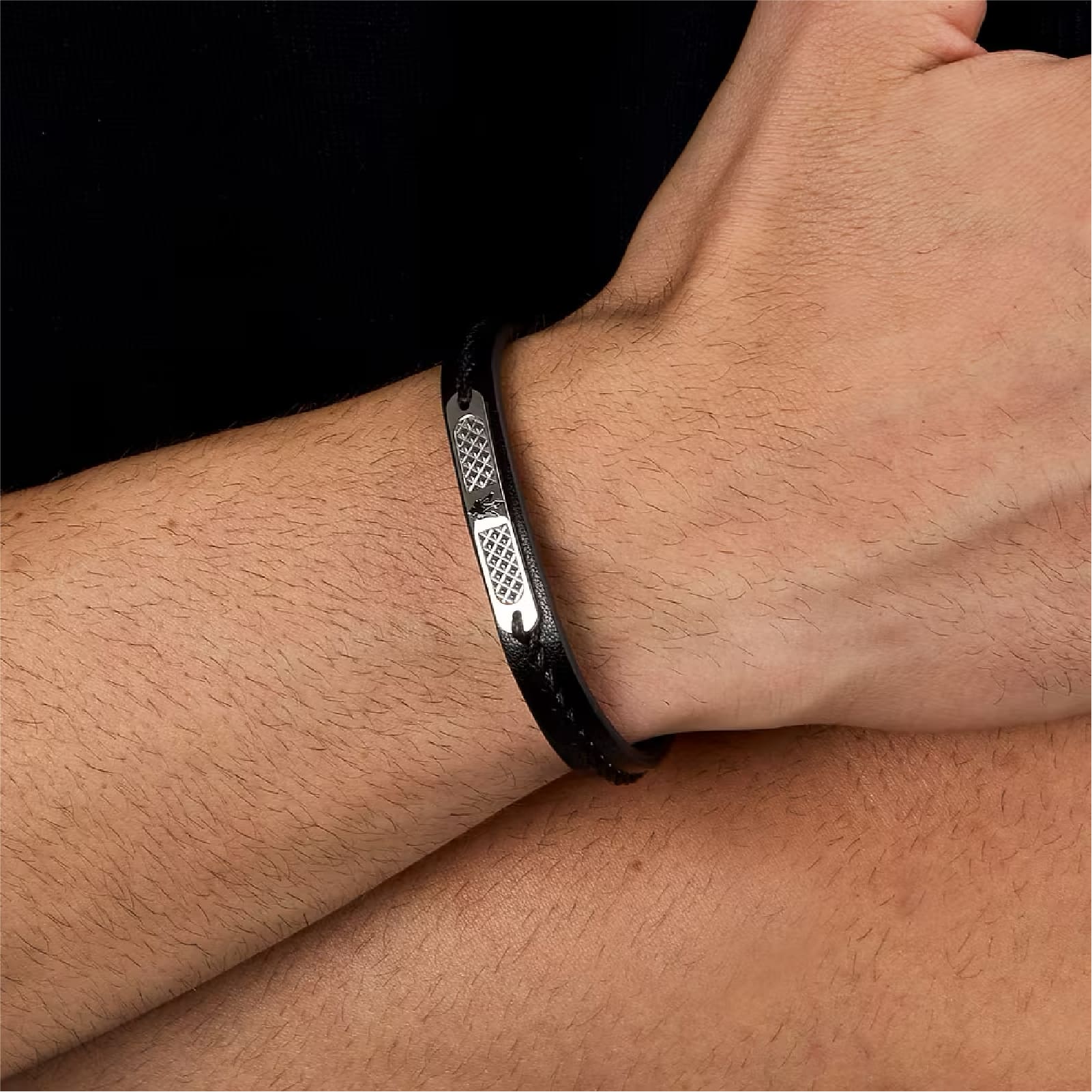 Bracciale Maserati pelle nera riciclata intrecciata e acciaio Regolabile 19-22 cm