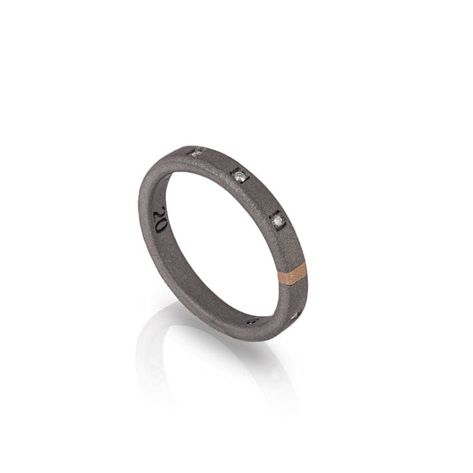 Anello fedina Mano J in titanio e oro rosa con diamanti bianchi 14