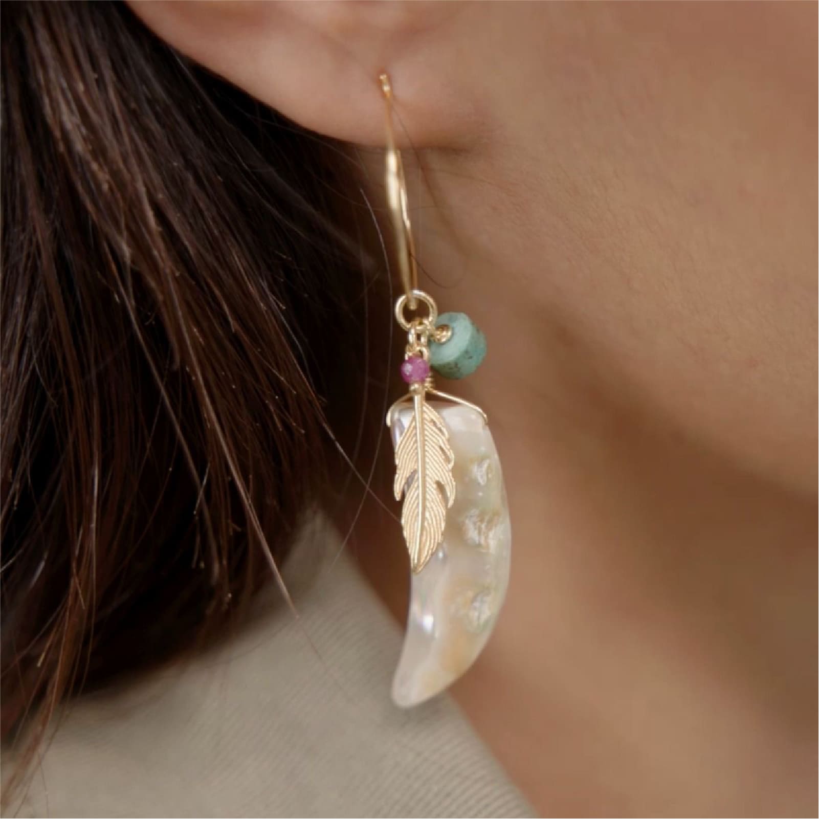 Orecchino cerchio Maman et Sophie Talismani con piuma e perla MISURA UNICA