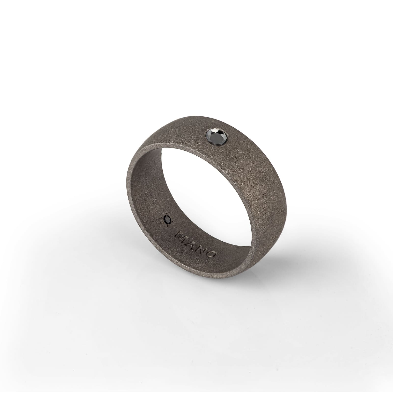 Anello solitario Mano J in titanio fascia bombata e diamante 24
