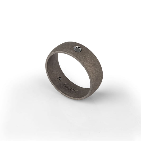 Anello solitario Mano J in titanio fascia bombata e diamante 24