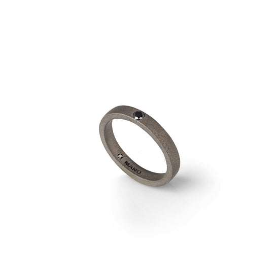 Anello solitario Mano J in titanio diamante nero centrale 21