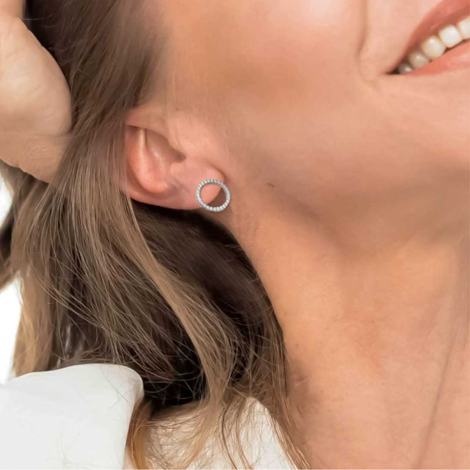 Orecchino Marlù in acciaio a forma di cerchio 1,4cm con zirconi MISURA UNICA